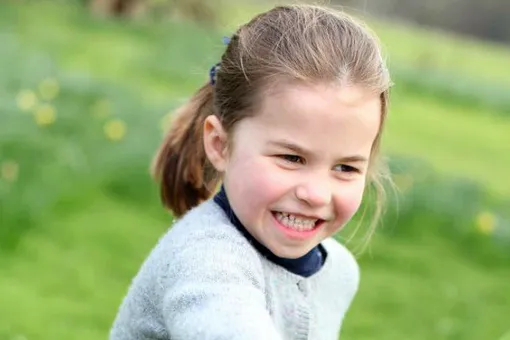 Кейт Миддлтон показала новые нежные фото принцессы Шарлотты в саду