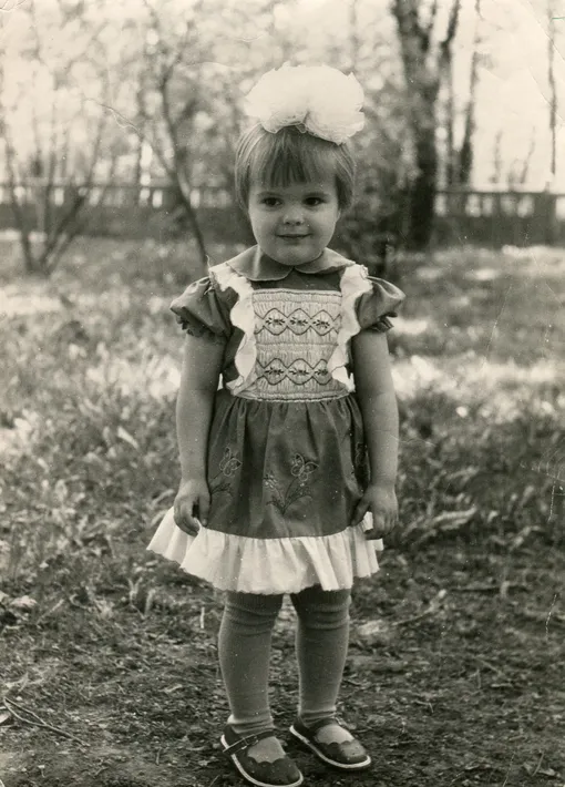 Советская девочка в коротком платье