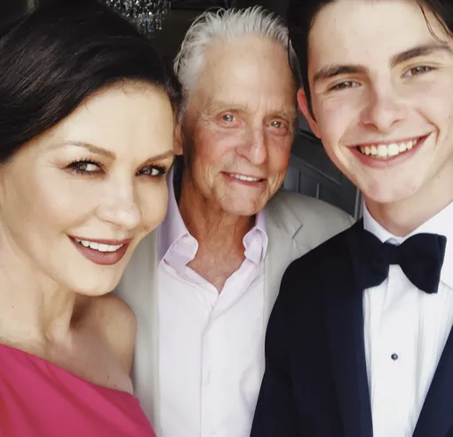 Кэтрин Зета-Джонс с мужем и сыном
