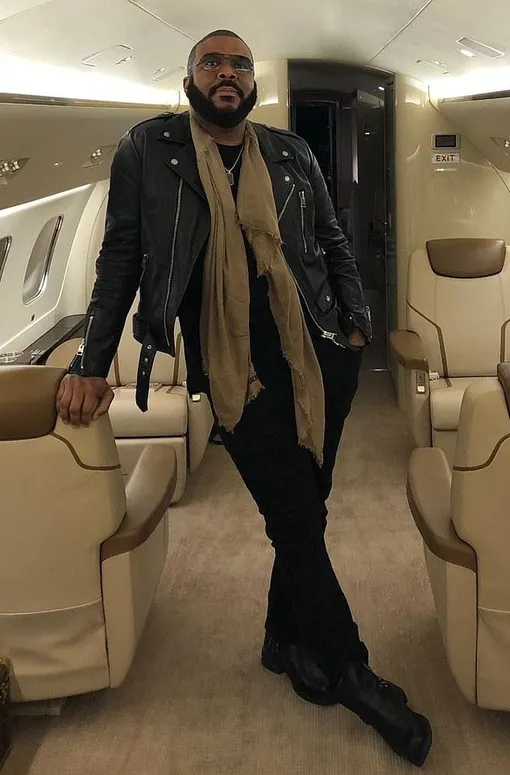 Тайлер Перри в салоне своего самолета