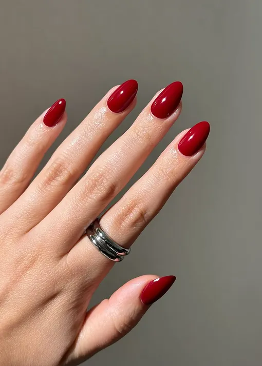 Красный маникюр модный