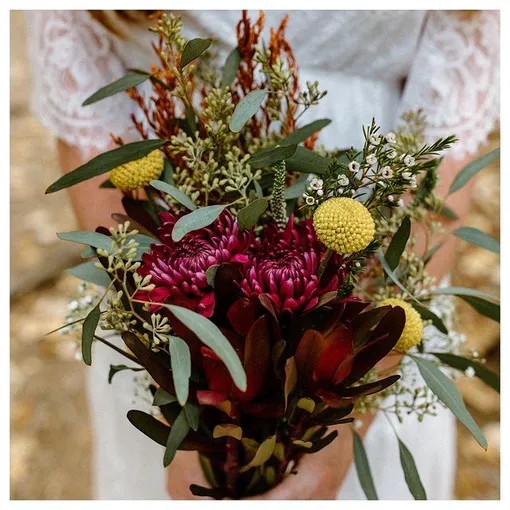 Чтобы выбрать цветы для букета, определитесь со стилем свадьбы