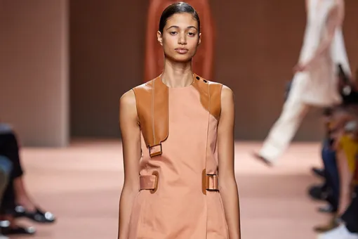 Неделя моды в Париже: эссе о графическом минимализме на показе Hermès Неделя моды в Париже: эссе о графическом минимализме на показе Hermès