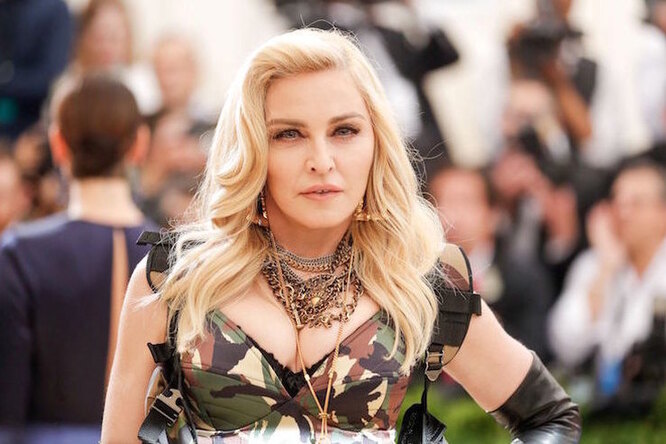 Рысак и жаркие танцы: Мадонна отметила день рождения в полупрозрачном платье