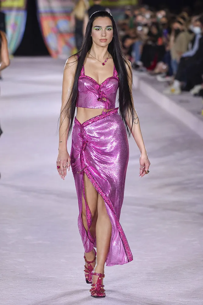 Дуа Липа на показе Versace в 2021 году