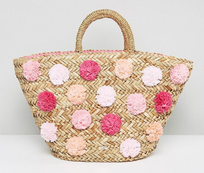 Большая соломенная сумка-корзина крупного плетения с розовыми помпонами, Whistles, 5040 руб. (на сайте Asos)