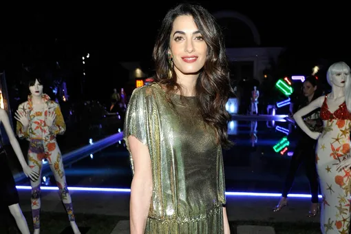 Просто блеск! Амаль Клуни в сияющем платье на вечеринке в Лос-Анджелесе