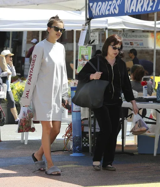 Беременная Ирина Шейк с мамой на рынке в Лос-Анджелесе
