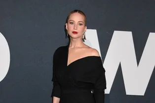 Дженнифер Лоуренс нашла безупречное черное миди для новогоднего корпоратива — и вам нужно похожее