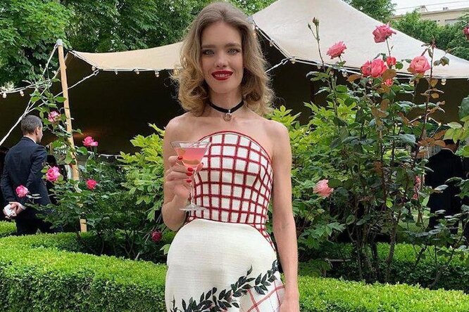 Наталья Водянова в платье с цветочным принтом побывала на вечеринке в Париже