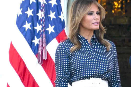Мелания Трамп в платье в горошек провела пикник в Белом доме