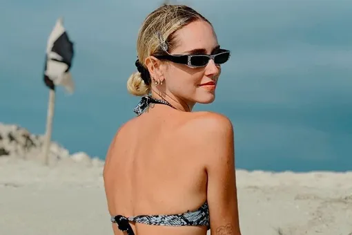 Кьяра Ферраньи в «змеином» бикини позировала на пляже Испании
