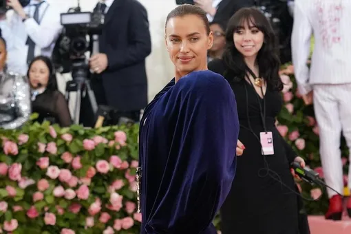 Ирина Шейк погуляла на Met Gala без Брэдли Купера