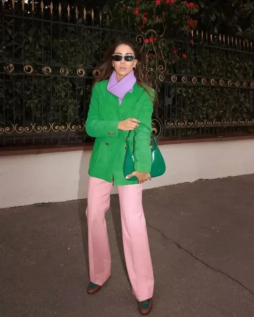 Комбинируйте модный яркий пиджак с контрастными брюками