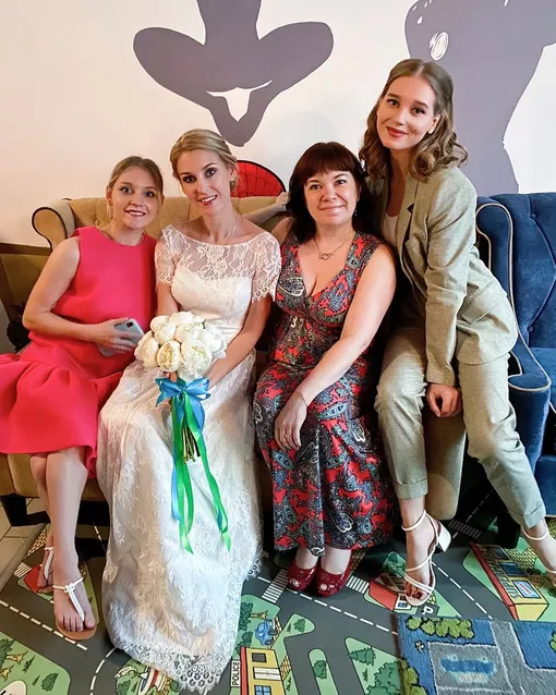 Кристина Асмус с сестрами Кариной, Ольгой и Екатериной