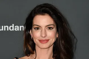 C чем сочетать широкие джинсы, чтобы не испортить фигуру — учимся у Энн Хэтэуэй