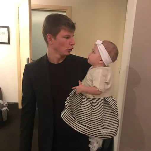 Андрей Аршавин с дочерью Есеней Андрей Аршавин с дочерью Есеней