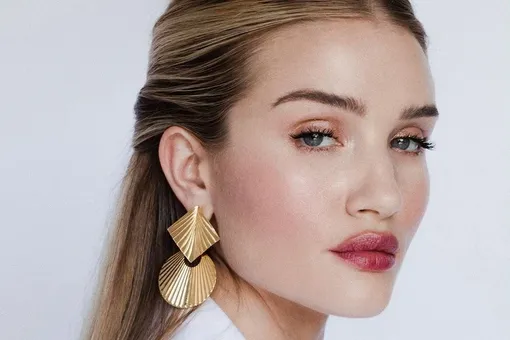 Роузи Хантингтон-Уайтли в платье и с клатчем Bottega Veneta курировала съёмку Роузи Хантингтон-Уайтли в платье и с клатчем Bottega Veneta курировала съёмку