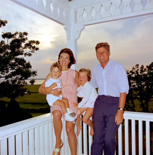 Джон и Жаклин Кеннеди с детьми