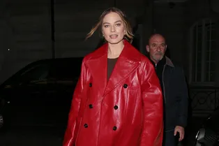 Марго Робби показывает, как выглядеть стильно в кожаном костюме