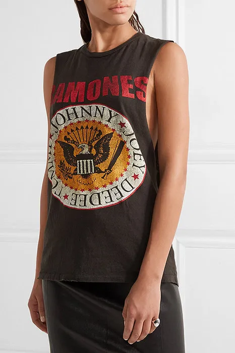Топ без рукавов с надписью «Ramones», MadeWorn, примерно 8517 руб. (на сайте Net-a-porter)