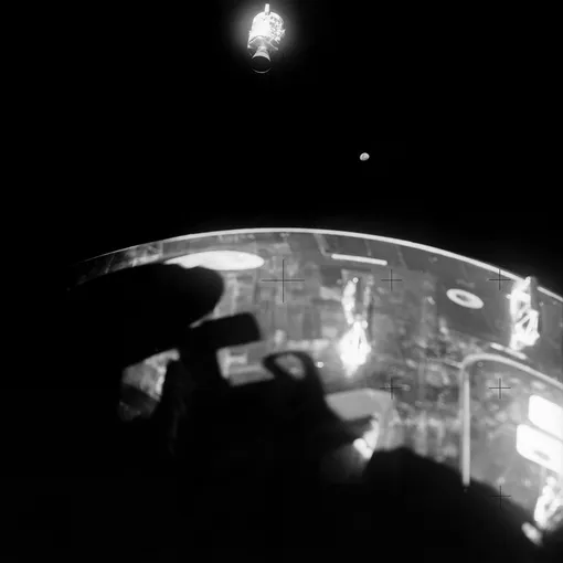 Вид на поврежденный сервисный модуль «Аполлон-13»