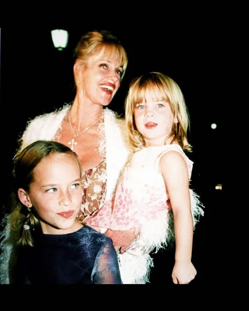 Мелани Гриффит с дочерьми Дакотой и Стеллой (на руках)