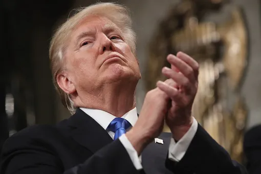 Улыбаемся и машем! Дональд Трамп потерял часть парика Улыбаемся и машем! Дональд Трамп потерял часть парика
