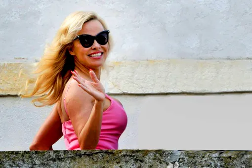 Памела Андерсон в ярко-розовом платье устроила одиночный пикет против корриды
