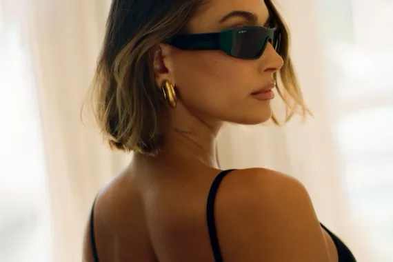 Как выглядят модные солнцезащитные очки в 2024 году: 4 любимых пары Хейли Бибер