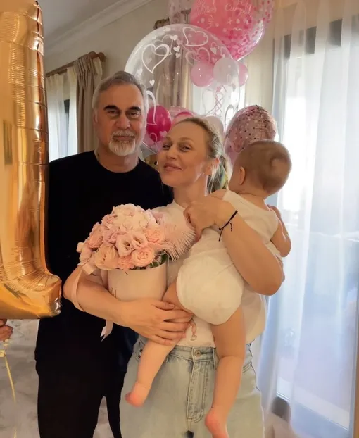 Альбина Джанабаева и Валерий Меладзе с дочерью Альбина Джанабаева и Валерий Меладзе с дочерью