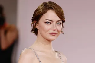 «Пряная сиена» — идеальный медный оттенок на осень-2025: и его уже примерила Эмма Стоун