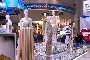 Эволюция русского стиля: как прошло открытие зоны fashion-подиума в Москве