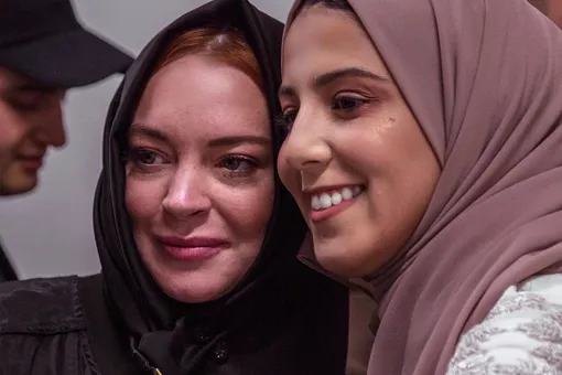 Снова всех удивила: Линдcи Лохан пришла на модный показ в хиджабе