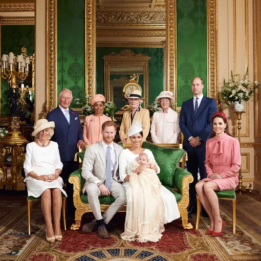 Принц Гарри и Меган Маркл с сыном Арчи, Камилла Паркер-Боулз, принц Чарльз, Дория Рагланд, леди Сара МакКрокодейл и леди Джейн Феллоуз, принц Уильям и Кейт Миддлтон