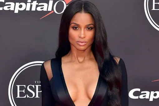 Сиара в черном платье с экстремальным декольте сходила на церемонию награждения Сиара в черном платье с экстремальным декольте сходила на церемонию награждения