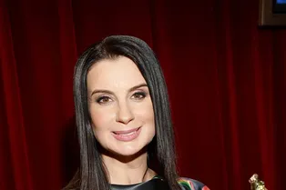 52-летняя Екатерина Стриженова оделась в красное с головы до ног, но не учла одну маленькую деталь