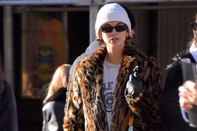 Кайя Гербер в самом теплом и модном пальто сезона гуляет по морозному Нью-Йорку