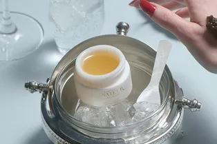 Какую косметику действительно лучше хранить в холодильнике