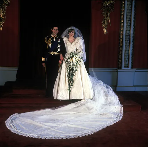 Принц Чарльз и принцесса Диана в знаменитом свадебном платье