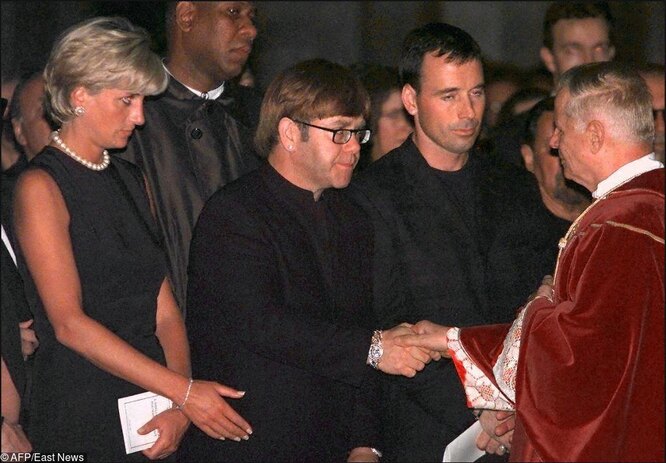 Принцесса Диана и Элтон Джон на похоронах Джанни Версаче