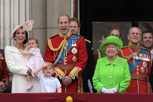 Кейт Миддлтон с принцессой Шарлоттой, принцы Джордж, Уильям и Гарри, Елизавета II и принц Филипп