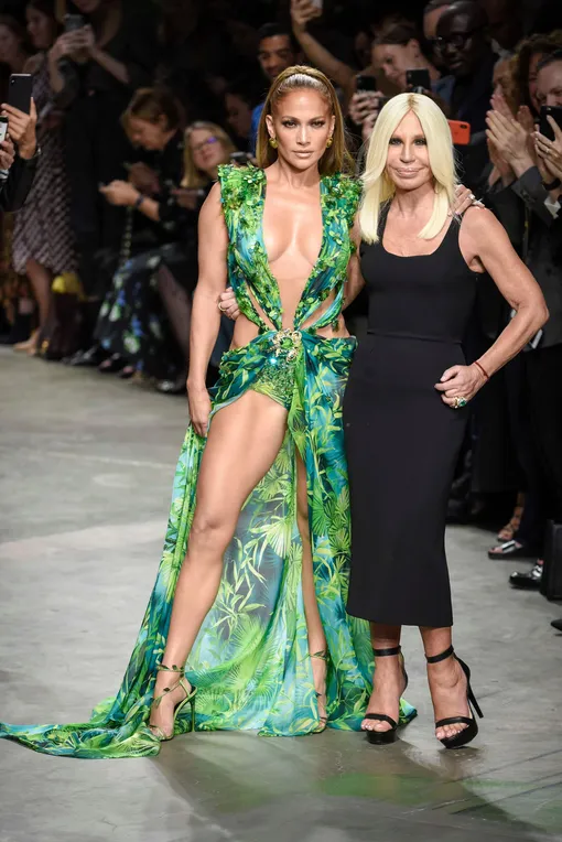 Донателла Версаче и Дженнифер Лопес на показе Versace в 2019 году