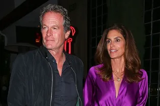 Синди Кроуфорд показывает, как носить платье в бельевом стиле после 50+