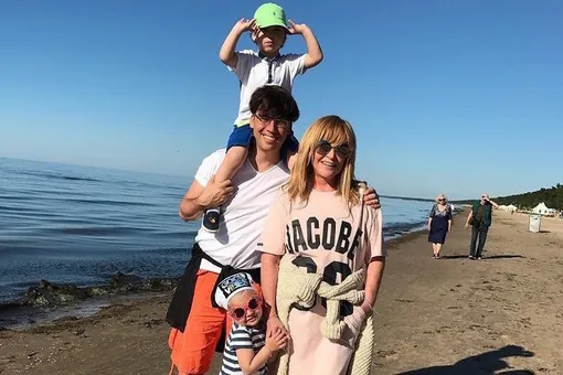 Камуфляж и ролики: дети Аллы Пугачевой и Максима Галкина отметили 4-летие