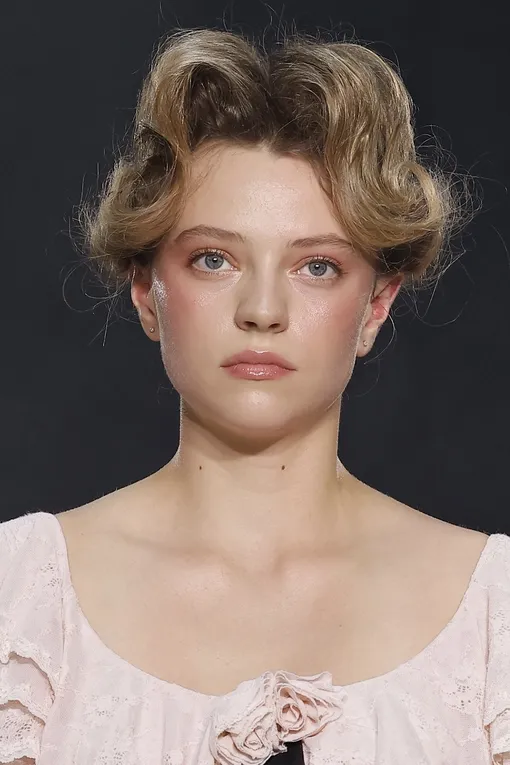 Yuhan Wang, весна-лето 2026 Винтажные прически на новый год