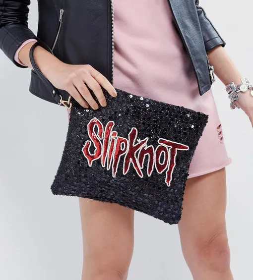 Черный клатч с пайетками и надписью «Slipknot», Sacred Hawk, 3658 руб. (на сайте Asos) Черный клатч с пайетками и надписью «Slipknot», Sacred Hawk, 3658 руб. (на сайте Asos)
