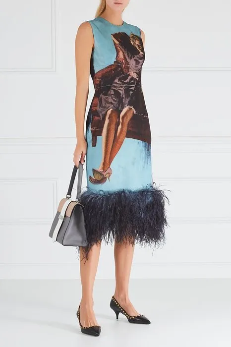 Платье из шерсти и шелка с принтом и отделкой перьями, Prada, 158 000 руб.