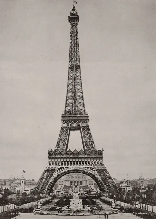 Эйфелева башня в 1889