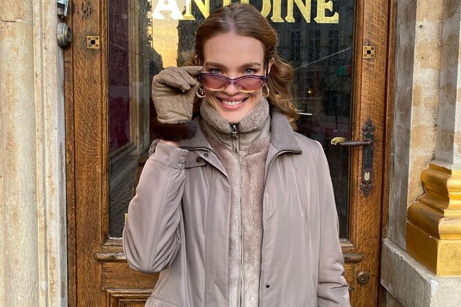 Наталья Водянова в «дачной» куртке сходила в музей с младшей сестрой-копией
